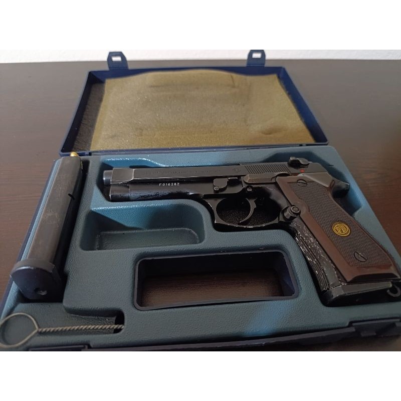 Sıfır ayarında çelik kasada duran bir silah