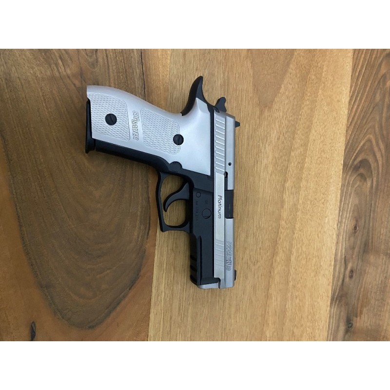 ALMAN MALI.SIFIR.KUTU İÇİ EKSİKSİZ. SİG SAUER P229 PLATİNUM ELİTE MODELİ. 9X19 MM MÜHİMMAT KULLANIR. 131 ŞARJÖR KAPASİTELİ.