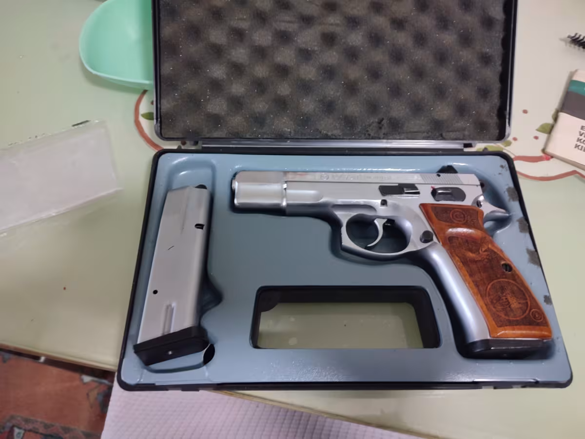 Koleksiyonluk 1994 Model Taşıma Ruhsatlı CZ 75 B - Özel Nikelaj & Ahşap İşleme (Çift Şarjörlü)+1000 adet mermi hakkı