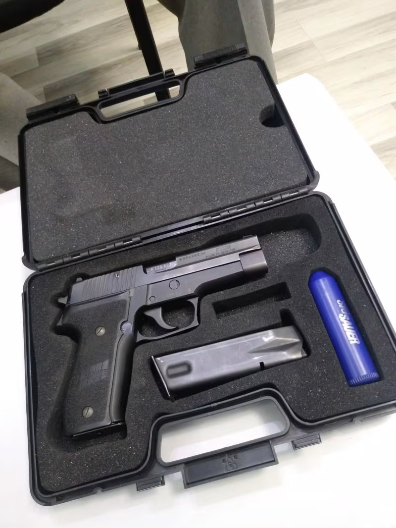 SIFIR AYARINDA SİGSAUER P 226 ÇİZİK DAHİ YOK KUTU VE APARATLAR DURUYOR