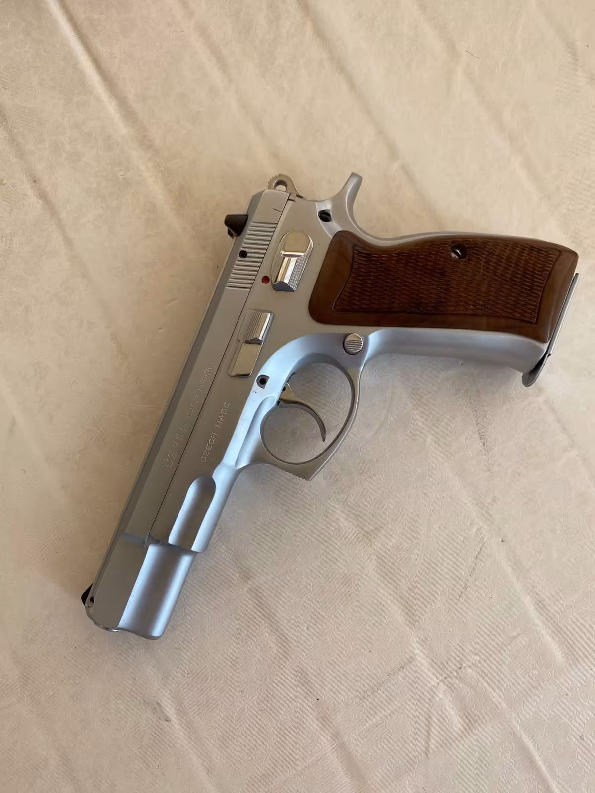 Taşıma ruhsatlı.Çok temiz CZ75 B .Fotodaki herşeyi ile birlikte verilecektir