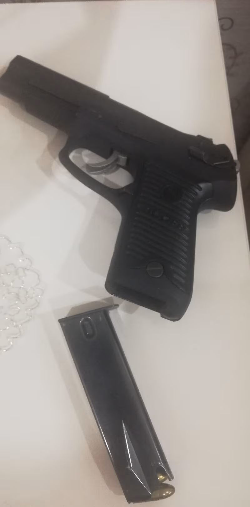 Emniyet mensubundan aldığım silahımı satıyorum