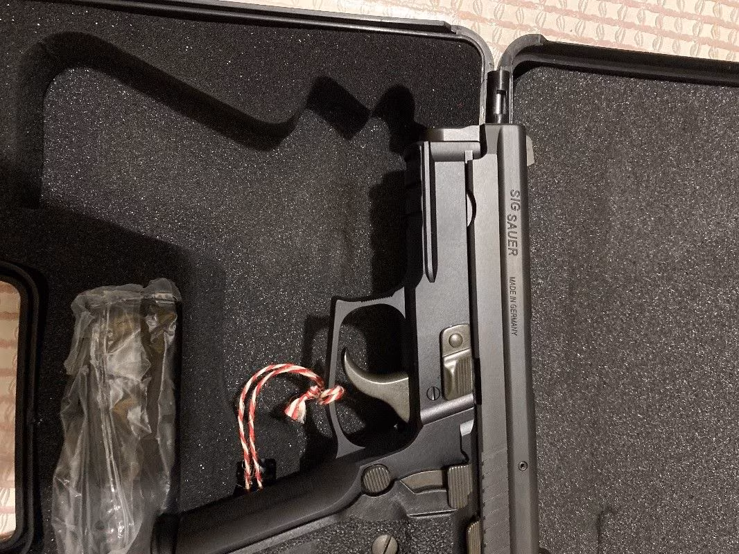 P229 Sig Sauer Fabrikadan çıktığı gibi sıfır.Deneme Atışı Dahi Yapılmamış.