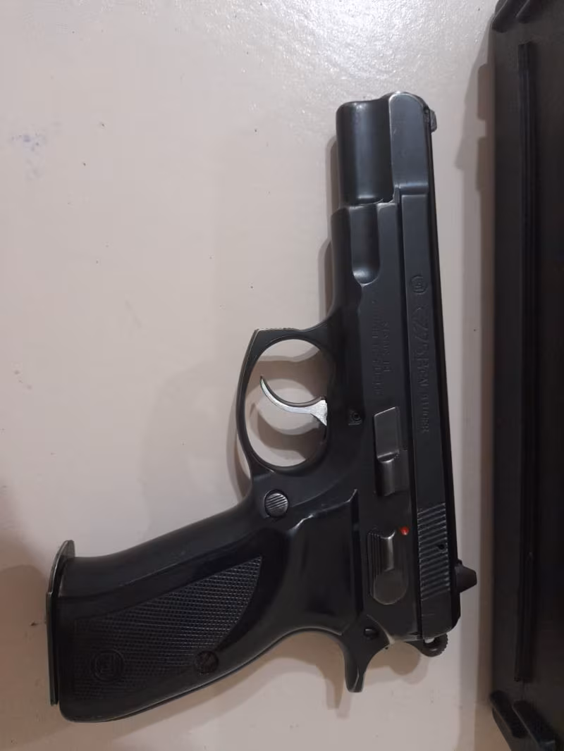 Polisten temiz CZ75A Tabanca