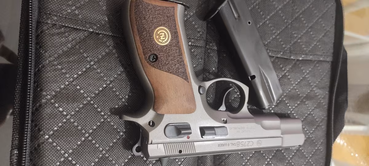 ✓CZ 75 B