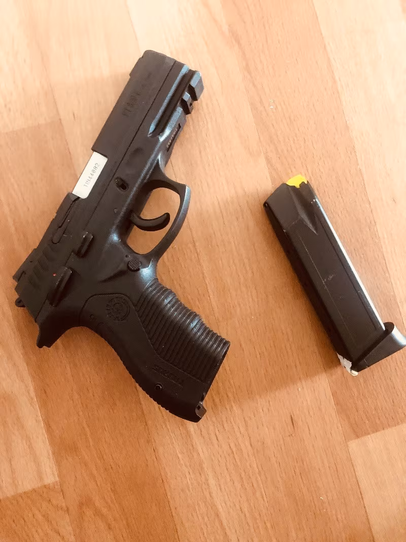 Brezilya yapımı askeri personelden Taurus marka tabanca