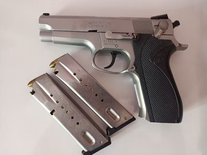 silahım çok temiz kendi uzel silahımdır  5906 çizik yıpranma kesinlikle yoktur