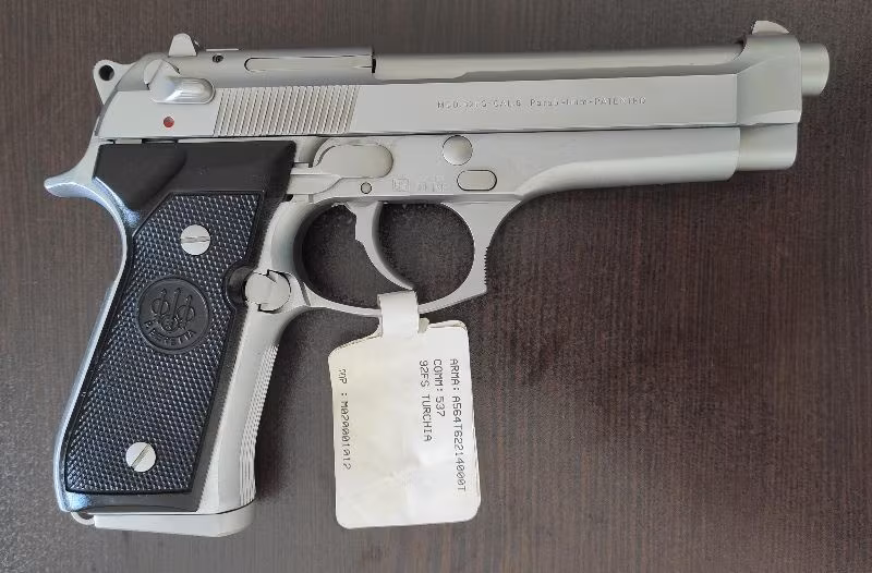 Beretta FS 92 İnox etiketi üstünde