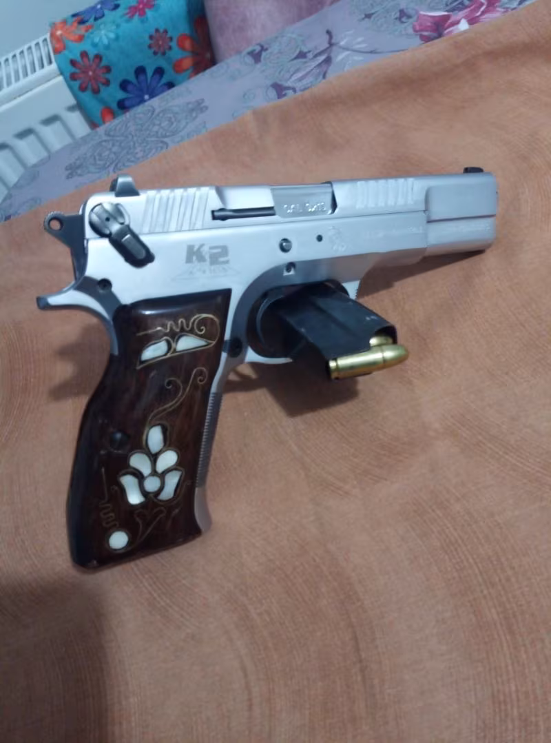 Emniyet personelin den Temiz kullanılmış tabanca