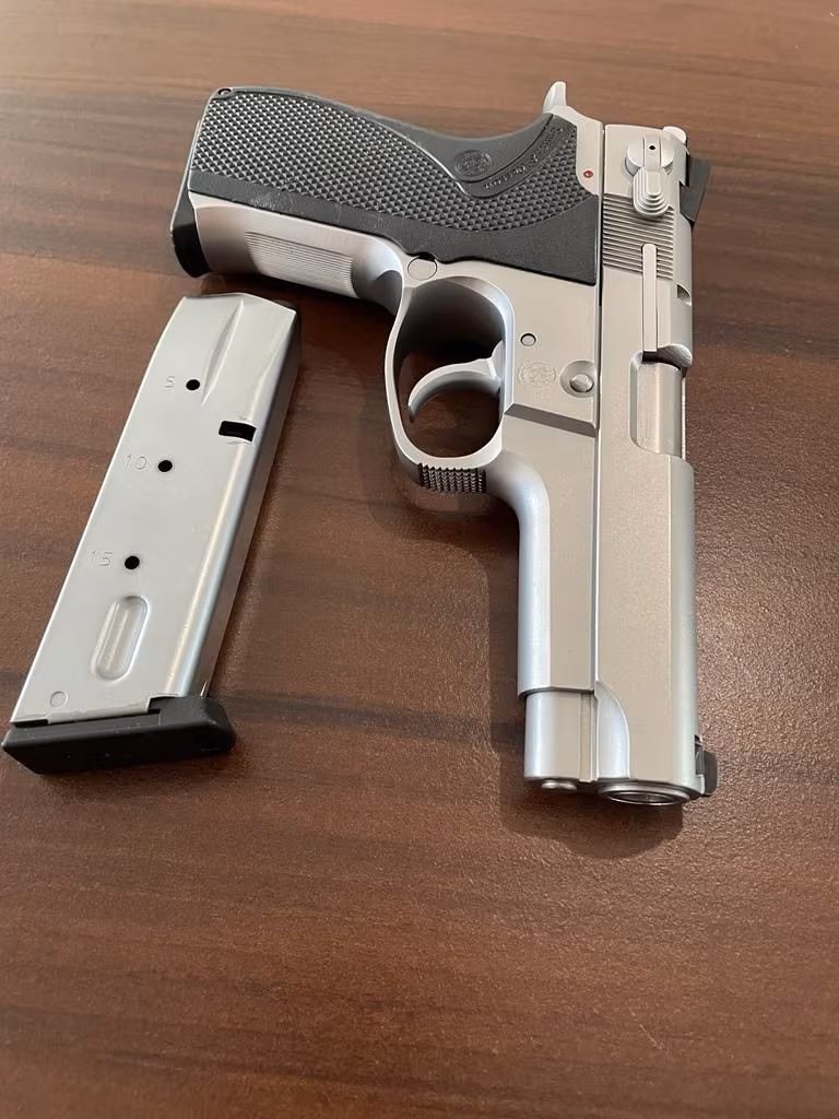 YARGI MENSUBUNUN KOLEKSİYONUNDAN...  Smith Wesson 5906 model silah