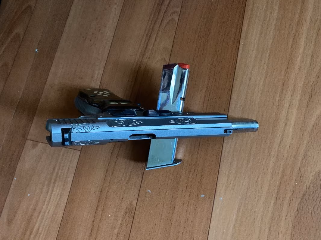 Kılınç 2000 lıgt gümüş işlemeli tabanca