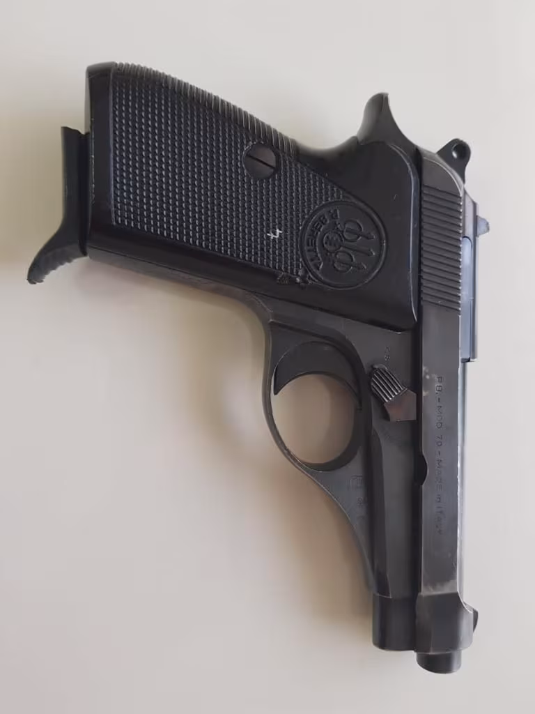 Memurdan düğmeli beretta