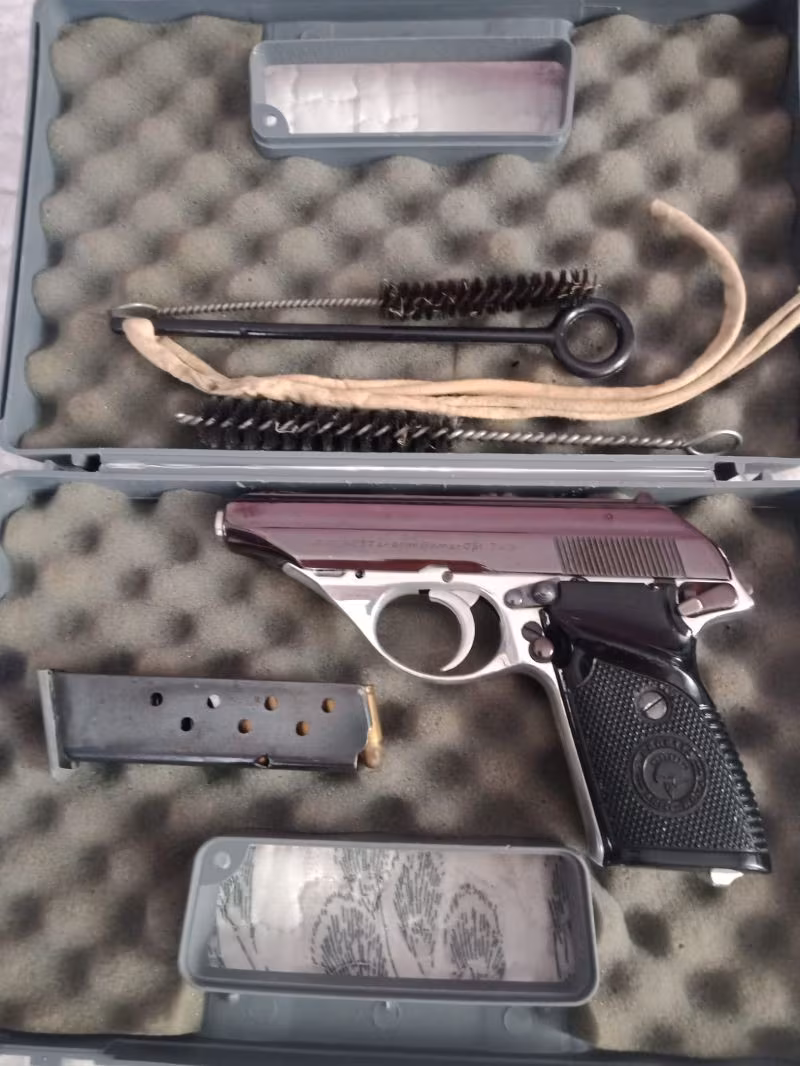 80 öncesi Anarşik dönemin en popüler silahlarıdan biri idi Beretta mod 70 nam-ı diğer Düğmeli Beretta TEMİZ T.S.K uvvetleri envanter kayıtlıdır . orjinal vede özel meneviş boyası ile özel boyatılmıştır. Tutunları için vazgeçilmez.