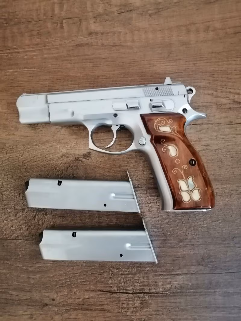 Emekli polis memur dan satılık silah