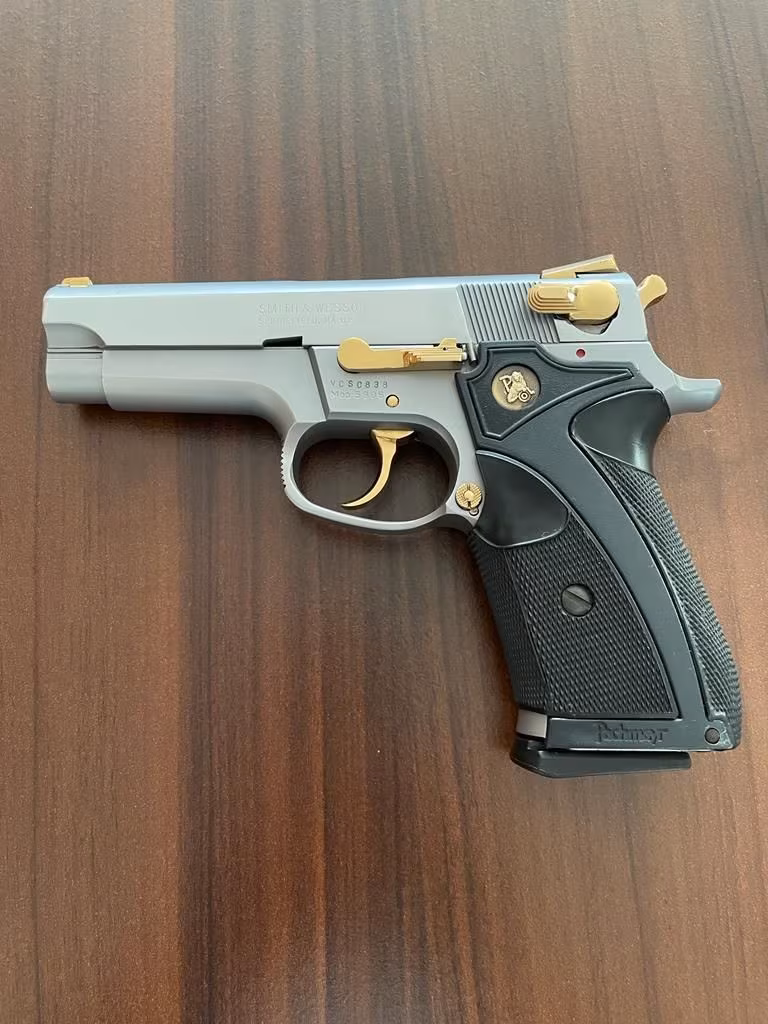YARGI MENSUBUNUN KOLEKSİYONUNDAN SMİTH WESSON 5906 MODEL SİLAH