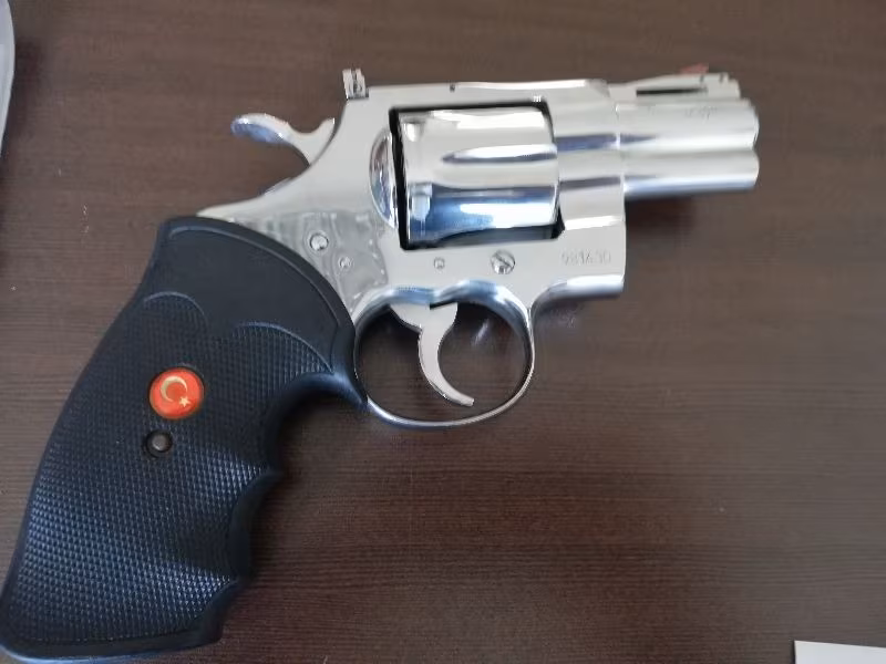 Gümüş. Ay. Toplu tabanca