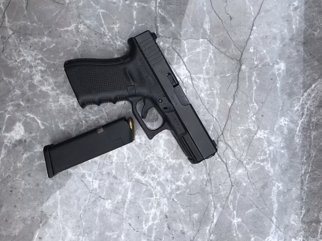 Glock 19 gen4 az kullanılmış sıfır ayarında kutusu ile birlikte verilecektir.