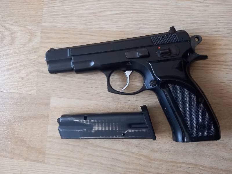 EMEKLİ EMNİYET GÖREVLİSİNDEN RUHSATLI ÇOK AZ ATIŞ YAPILAN TEMİZ 1995 MODEL ORJİNAL SİYAH CZ 75 B. - 50.000 TL.