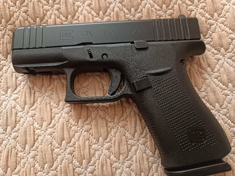 Sahibini bekleyen glok 43x