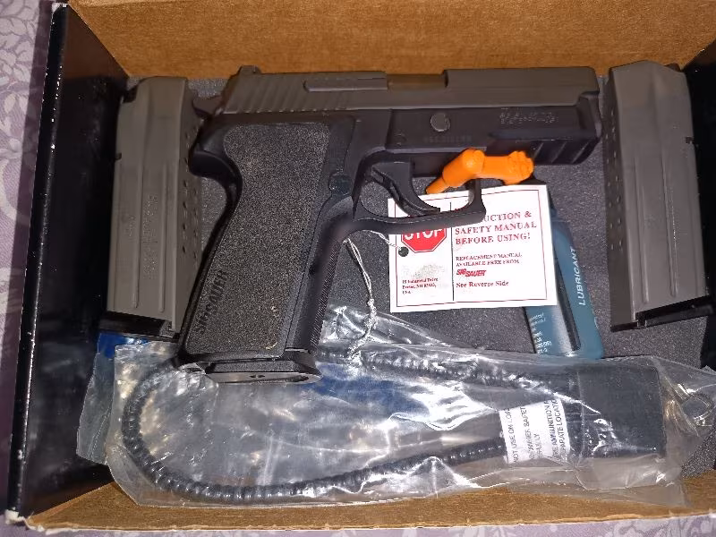 SIFIR SİGSUAR P 229 TABANCA ETİKETLER ÜZERİNDE TÜRKİYE'YE GELEN SON SİGSUARLARDAN TUTULAN MODELİ ORJİNAL KUTUSUNDA TÜM APARATLARI İLK GÜNKÜ GİBİ POŞETİNDE BULUNDURMA OLDUĞU İÇİN KUTUSUNDA KASADA MUHAFAZA EDİLMİŞ