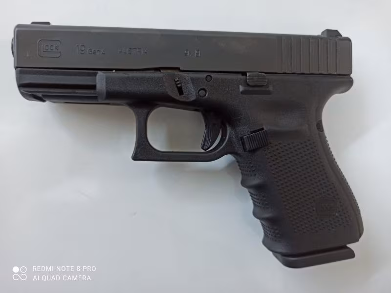 GLOCK 19 GEN 4. SADECE 2 MERMİ SIKILDI BAKIMLARI YAPILDI SIFIR SİLAH. KUTUSU ve YEDEK ŞARJÖRÜ MEVCUTTUR.