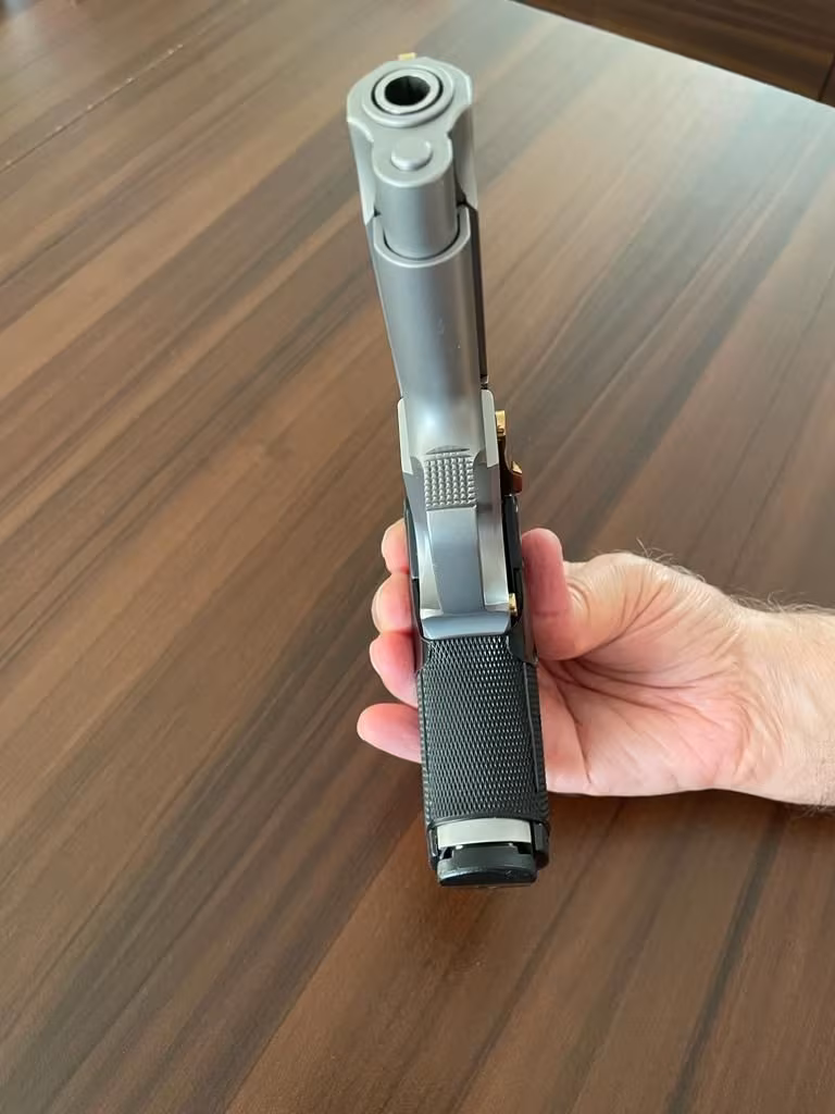 YARGI MENSUBUNUN KOLEKSİYONUNDAN SMİTH WESSON 5906 MODEL SİLAH