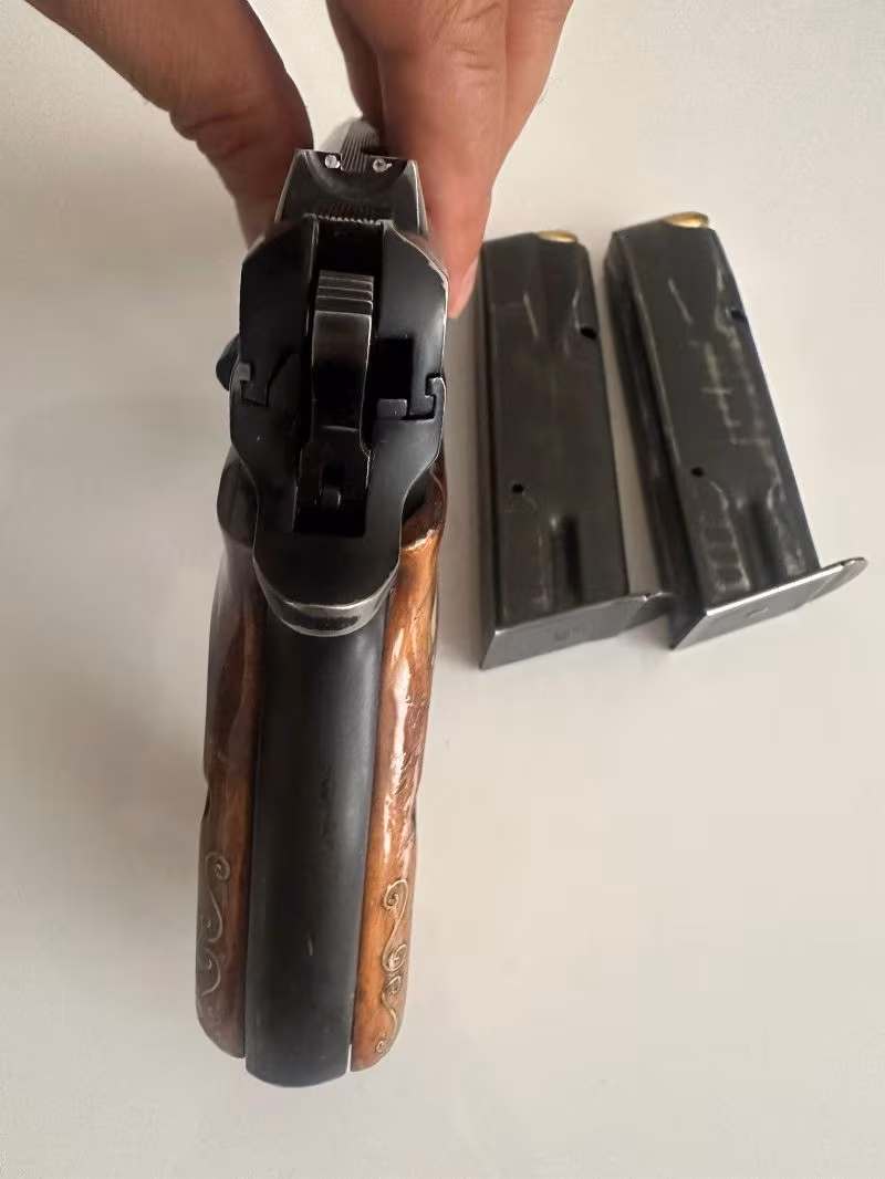 Memurdan temiz CZ 75 silah