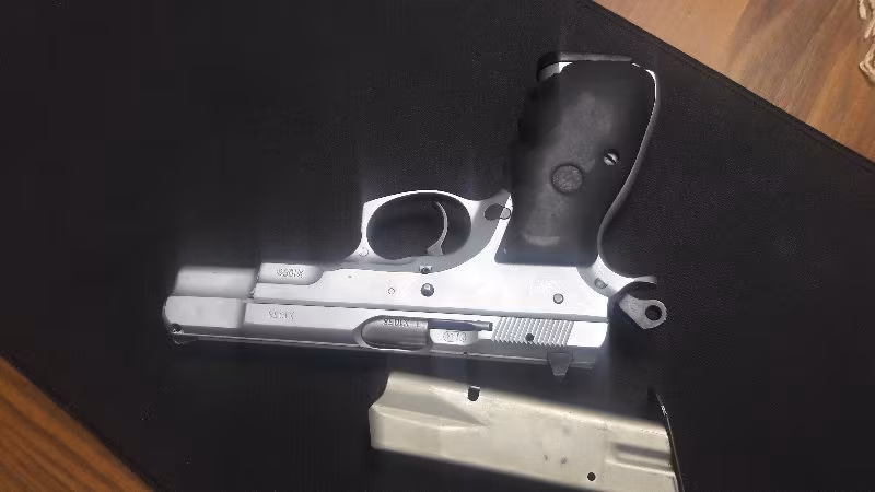 EMEKLI  POLİSTEN  CZ 75B