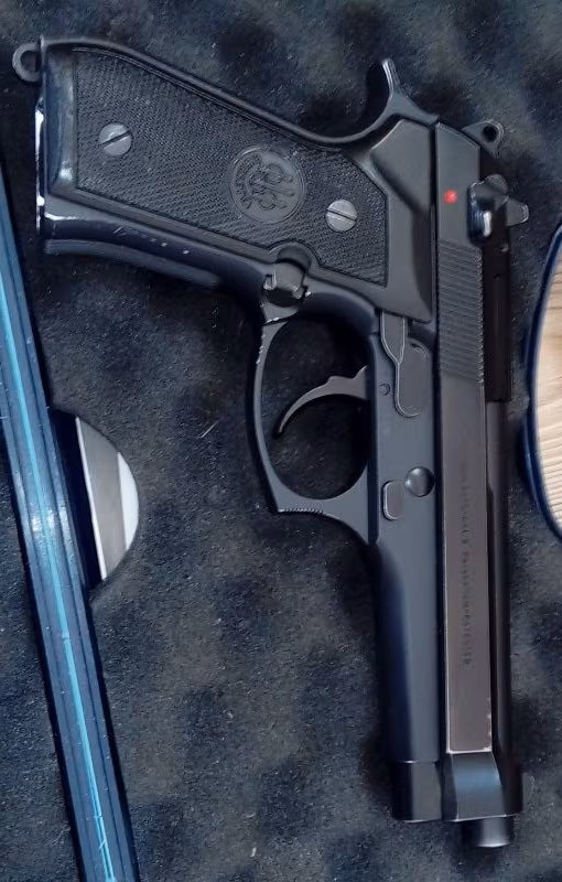 Emniyette kullandığım temiz Beretta FS-92 (Tamamıyla orijinal-Yedek şarjörüyle-Kutusunda)