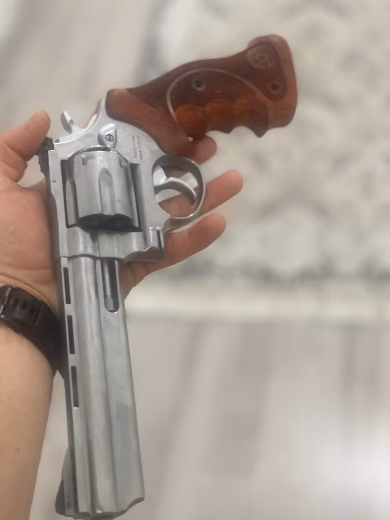 Taurus 44 cal yanında orjinal 2 ahşap kabze