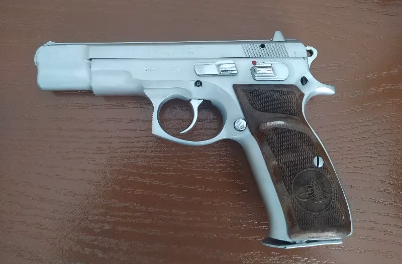 Polis Memurundan Cz 75