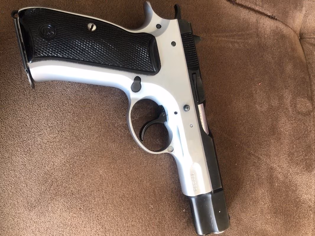 Polis memurundan temiz cz 75