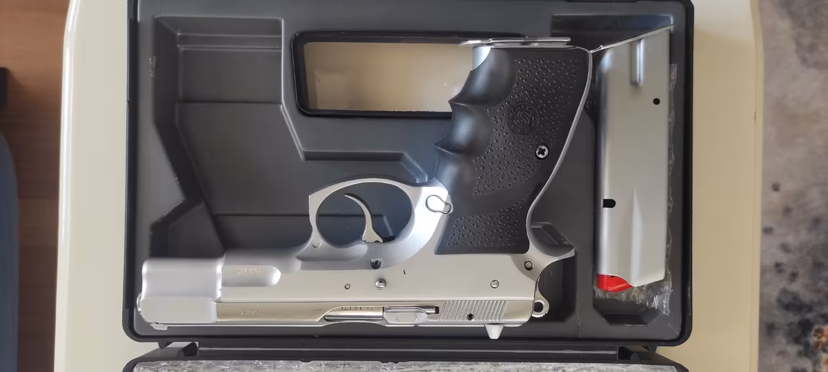 ✓CZ 75 B
