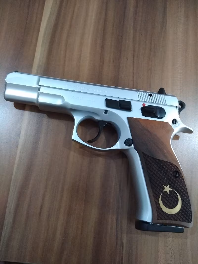 Askeri personelden CZ 75 B Luger