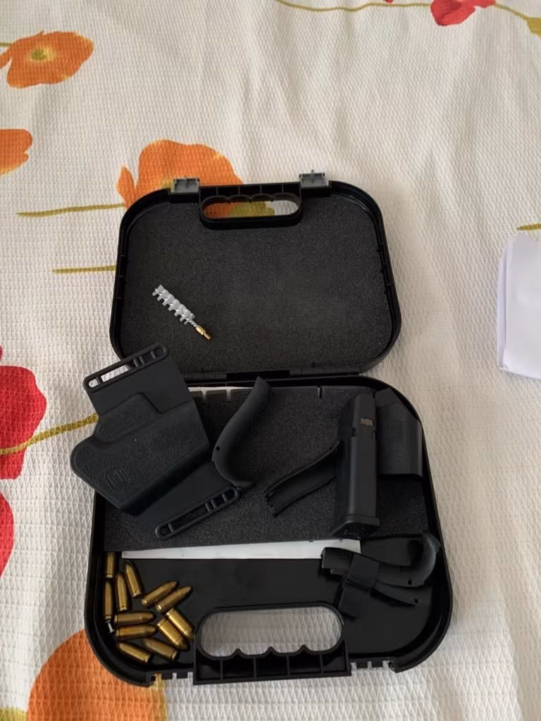 GLOCK 19 GEN 4. SADECE 2 MERMİ SIKILDI BAKIMLARI YAPILDI SIFIR SİLAH. KUTUSU ve YEDEK ŞARJÖRÜ MEVCUTTUR.