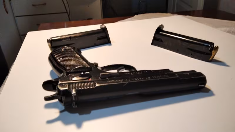 Emekli polisten beylik silahı