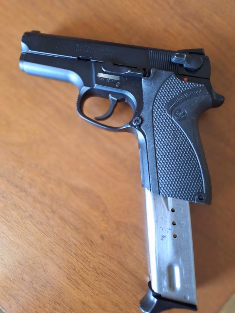 Smith&Wesson 6904. 3,5 inç namlu. 12+1, gizli horuz, sağ ve solda emniyet