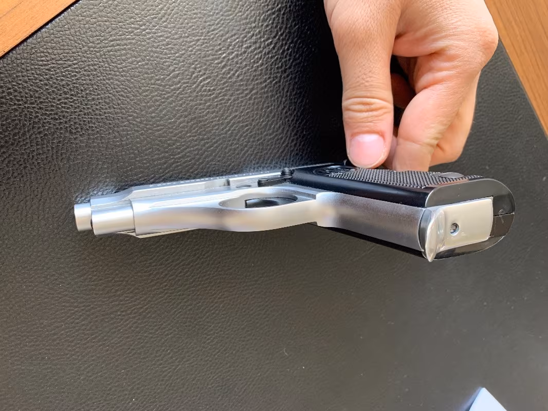 Çok az kullanılmış temiz düğmeli beretta