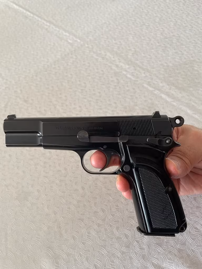 Yargı mensubunun koleksiyonundan tamamen orjinal Belçika Browning silah