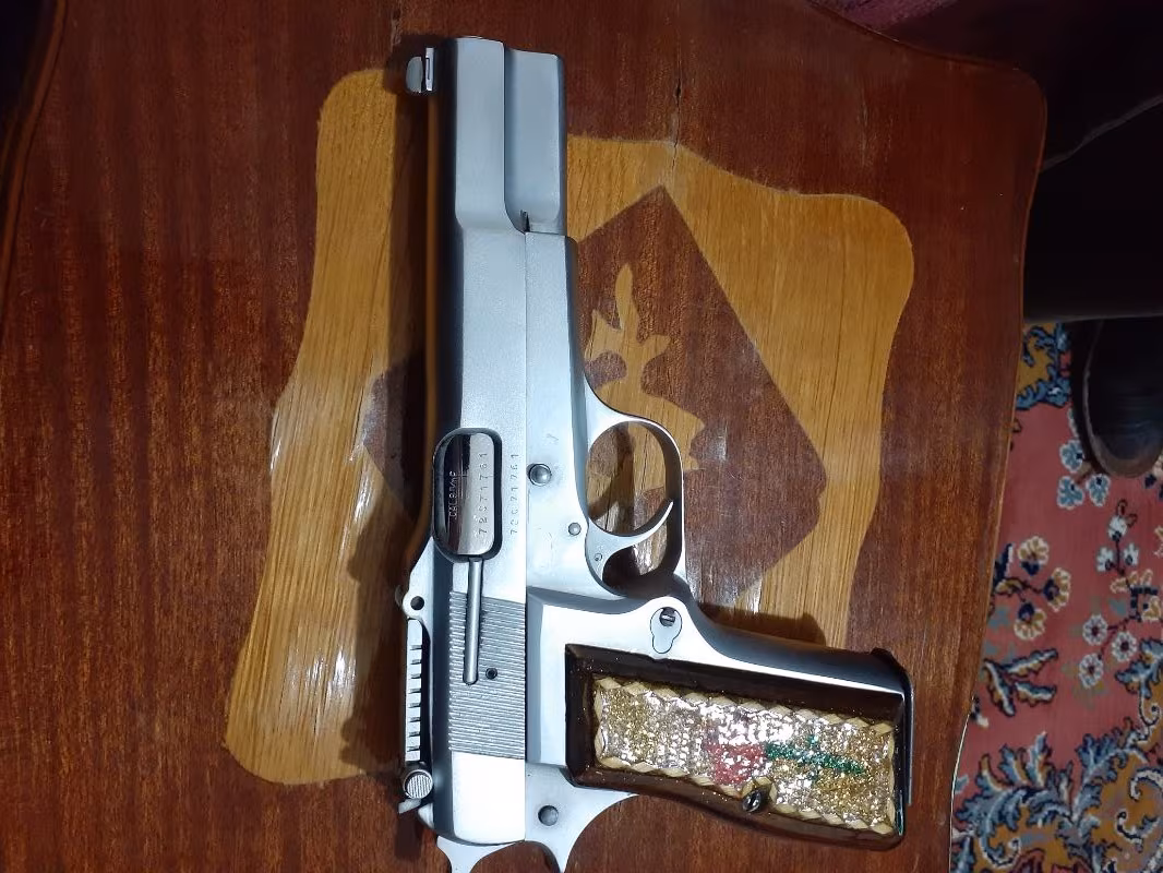 Polis memurundan temiz muayyer silah