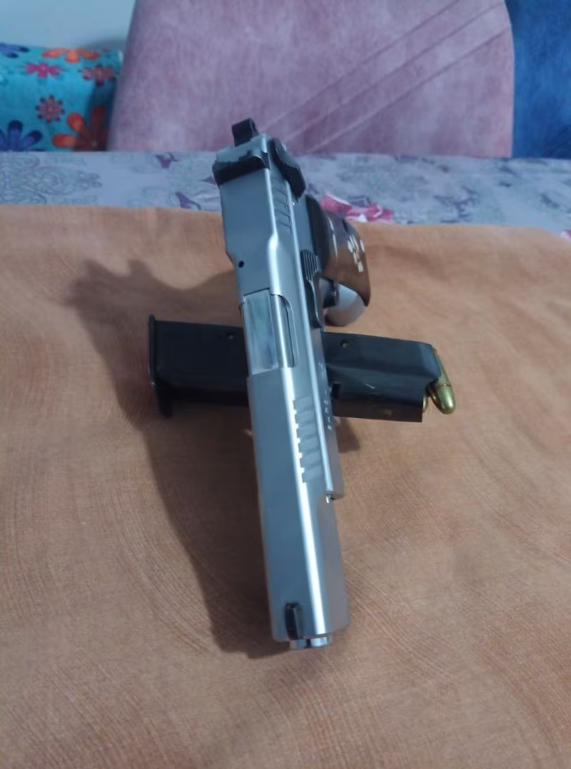 Emniyet personelin den Temiz kullanılmış tabanca