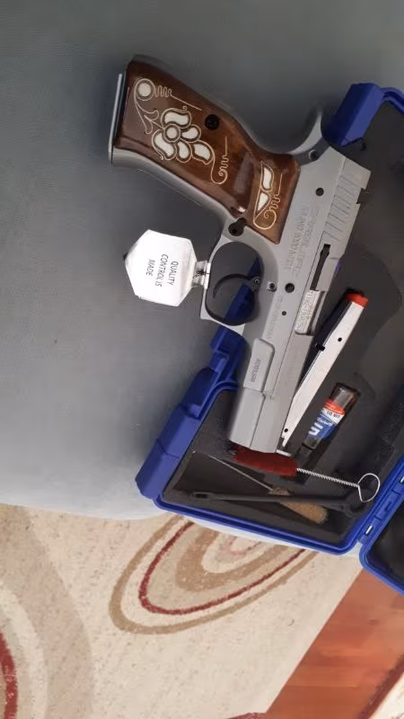 Polis memurundan hiç atış yapılmamış kutusu içinde