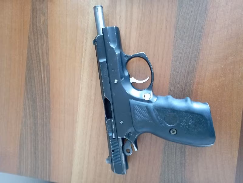 Emekli polisten beylik tabancası