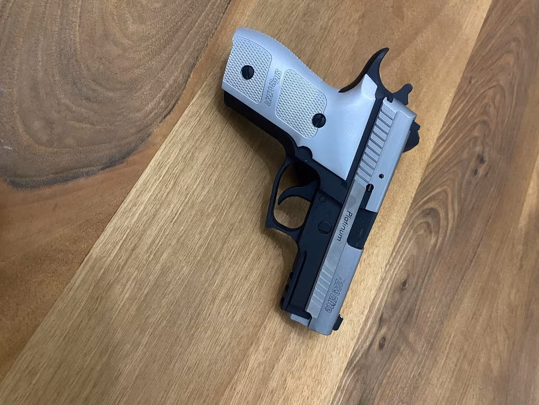 ALMAN MALI.SIFIR.KUTU İÇİ EKSİKSİZ. SİG SAUER P229 PLATİNUM ELİTE MODELİ. 9X19 MM MÜHİMMAT KULLANIR. 131 ŞARJÖR KAPASİTELİ.