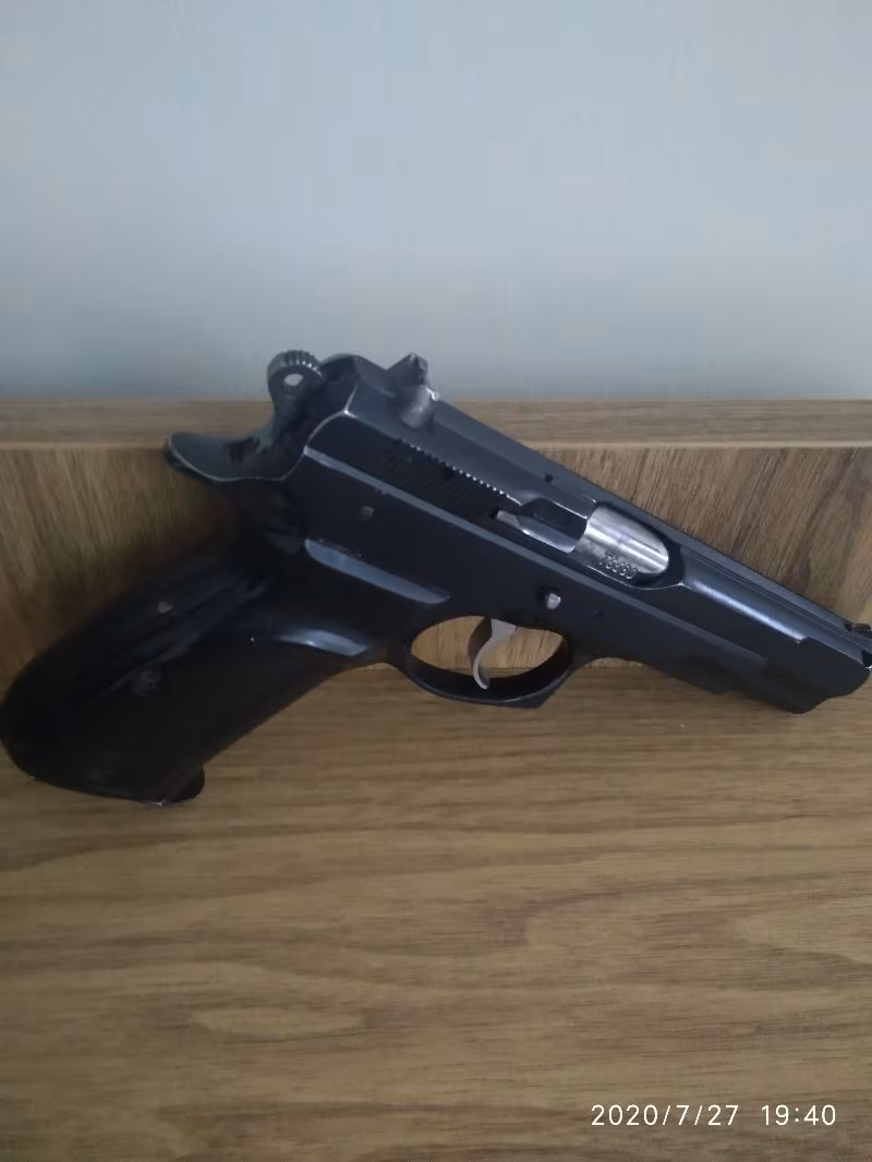 EMEKLİ POLİS TEN SIFIR AYARINDA CZ 75. AYRICA TEMİZ YAVUZ16  VE KIRIKKALE 7:65 VARDIR