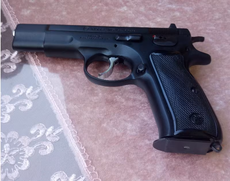Orjinal Cz 75          A sı B si yok Mermi seçmez çapı uyan her şeyi atar.