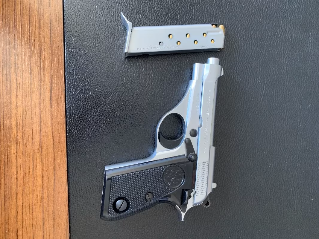 Çok az kullanılmış temiz düğmeli beretta