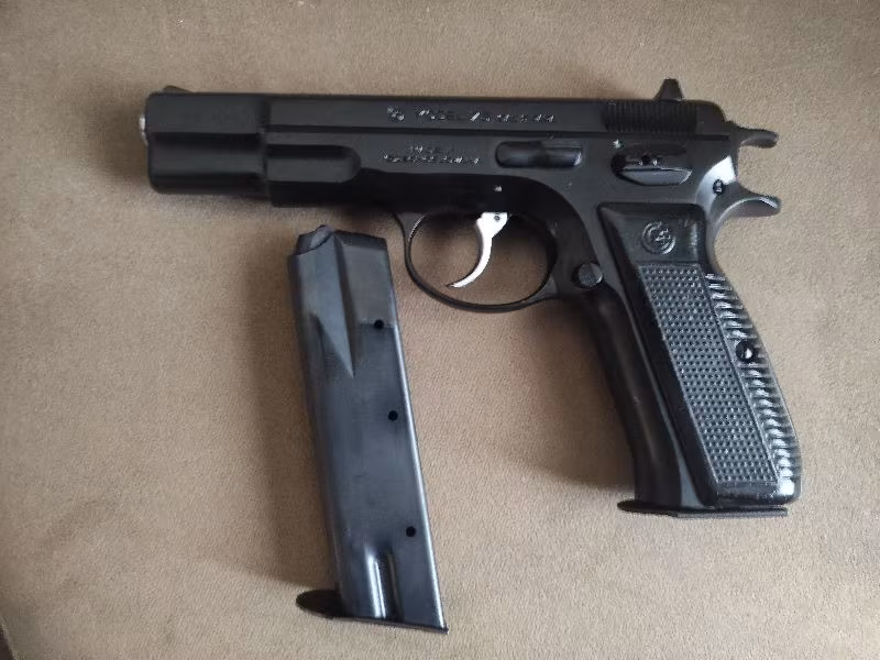 Temiz bakımları yapılmış bir tabancadir