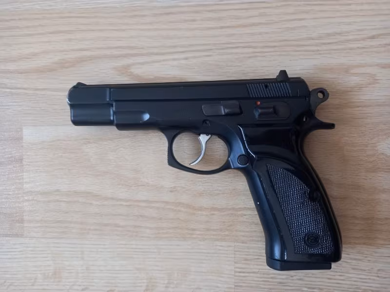 EMEKLİ EMNİYET GÖREVLİSİNDEN RUHSATLI ÇOK AZ ATIŞ YAPILAN TEMİZ 1995 MODEL ORJİNAL SİYAH CZ 75 B. - 50.000 TL.