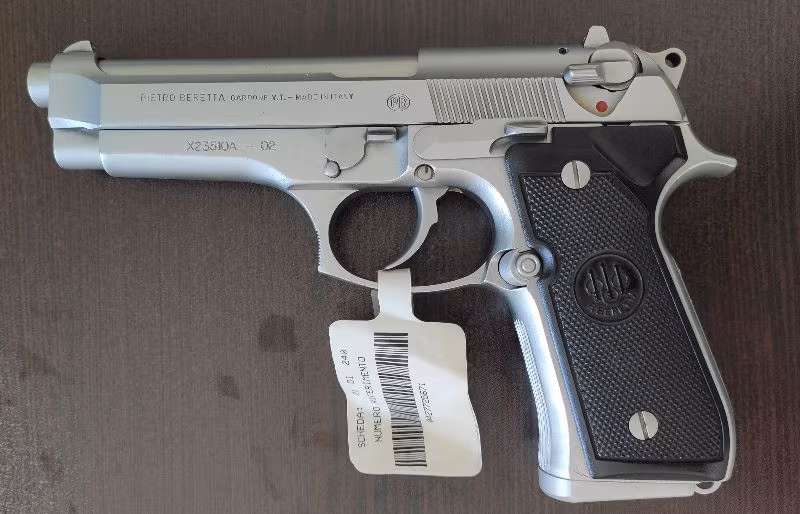 Beretta FS 92 İnox etiketi üstünde